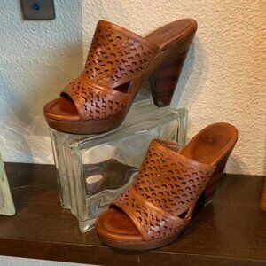 Frye Sage Cut Slide Brown